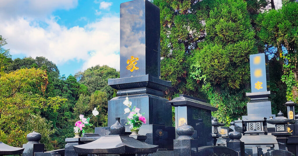黒御影石の墓と金色の刻印が入った墓石